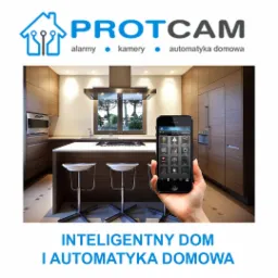 Kuchnia z wyspą, sterowana smartfonem z aplikacją do zarządzania domem, logo firmy PROTCAM na górze zdjęcia.