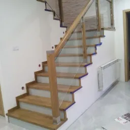 schody dębowe, podstopnie szklane