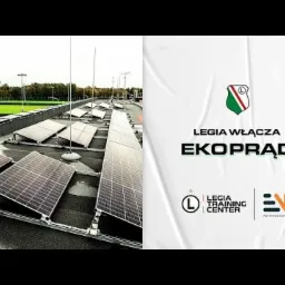 Instalacja paneli słonecznych na dachu budynku Legia Training Center, obok grafika reklamowa z hasłem 'Legia Włącza Ekoprąd'.