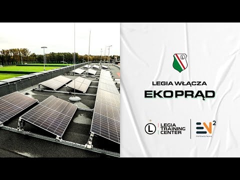 Instalacja paneli słonecznych na dachu budynku Legia Training Center, obok grafika reklamowa z hasłem 'Legia Włącza Ekoprąd'.