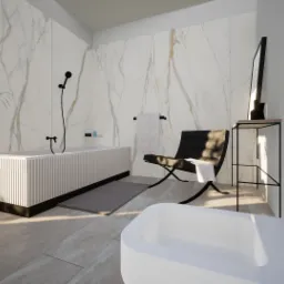 Nowoczesna łazienka z marmurowymi ścianami, wanną z dekoracyjnymi panelami, czarnym krzesłem Barcelona i wysoką rośliną doniczkową przy oknie.