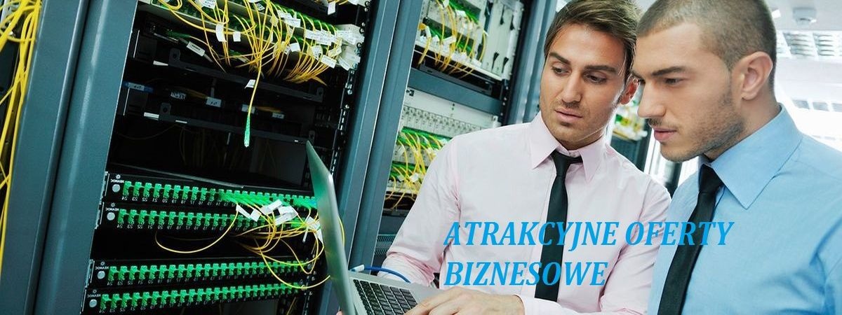 Dwóch inżynierów IT analizuje pracę serwerowni, sprawdzając konfigurację na laptopie, widoczne kable światłowodowe i panele krosownicze.