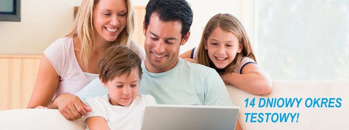 Uśmiechnięta rodzina z dwójką dzieci patrzy na ekran laptopa; na pierwszym planie widoczny napis '14 DNIOWY OKRES TESTOWY!' w kolorze niebieskim.