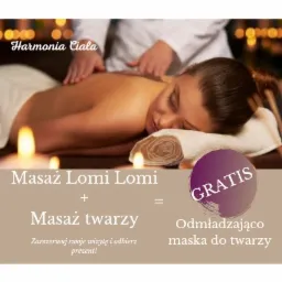 Kobieta leżąca na brzuchu podczas sesji masażu pleców, z dłońmi masażysty na jej plecach, miękkie światło świec w tle, oraz grafika reklamująca masaż Lomi Lomi i masaż twarzy z gratisową maską...