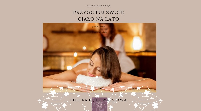 Kobieta leży na stole do zabiegów z ręcznikiem pod głową, przygotowywana do peelingu i odżywiania ciała, w tle osoba wykonująca zabieg, ciepłe oświetlenie.