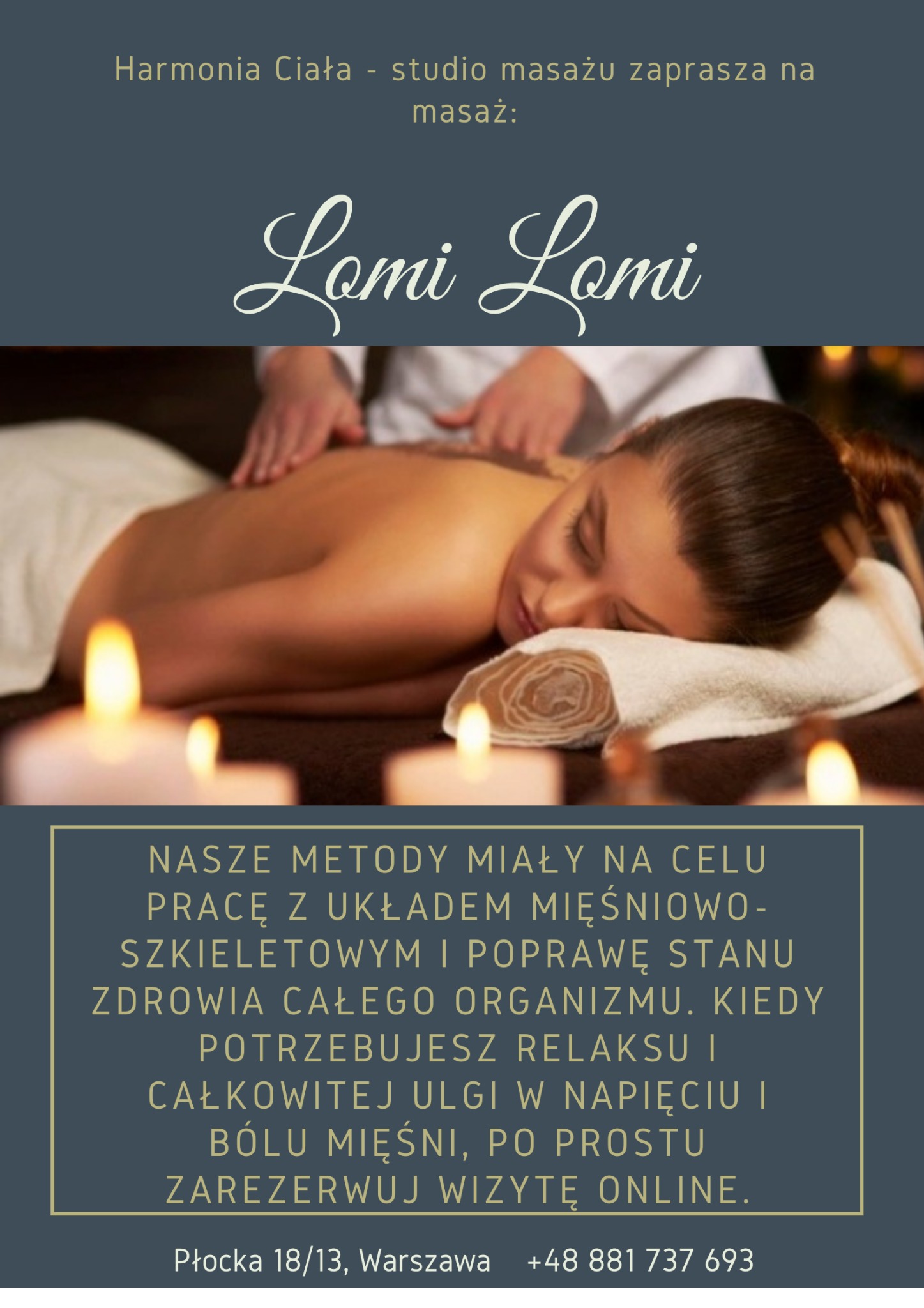 Kobieta leżąca na ręczniku podczas wykonywania masażu Lomi Lomi, w tle zapalone świece, widoczny napis Harmonia Ciała - studio masażu.