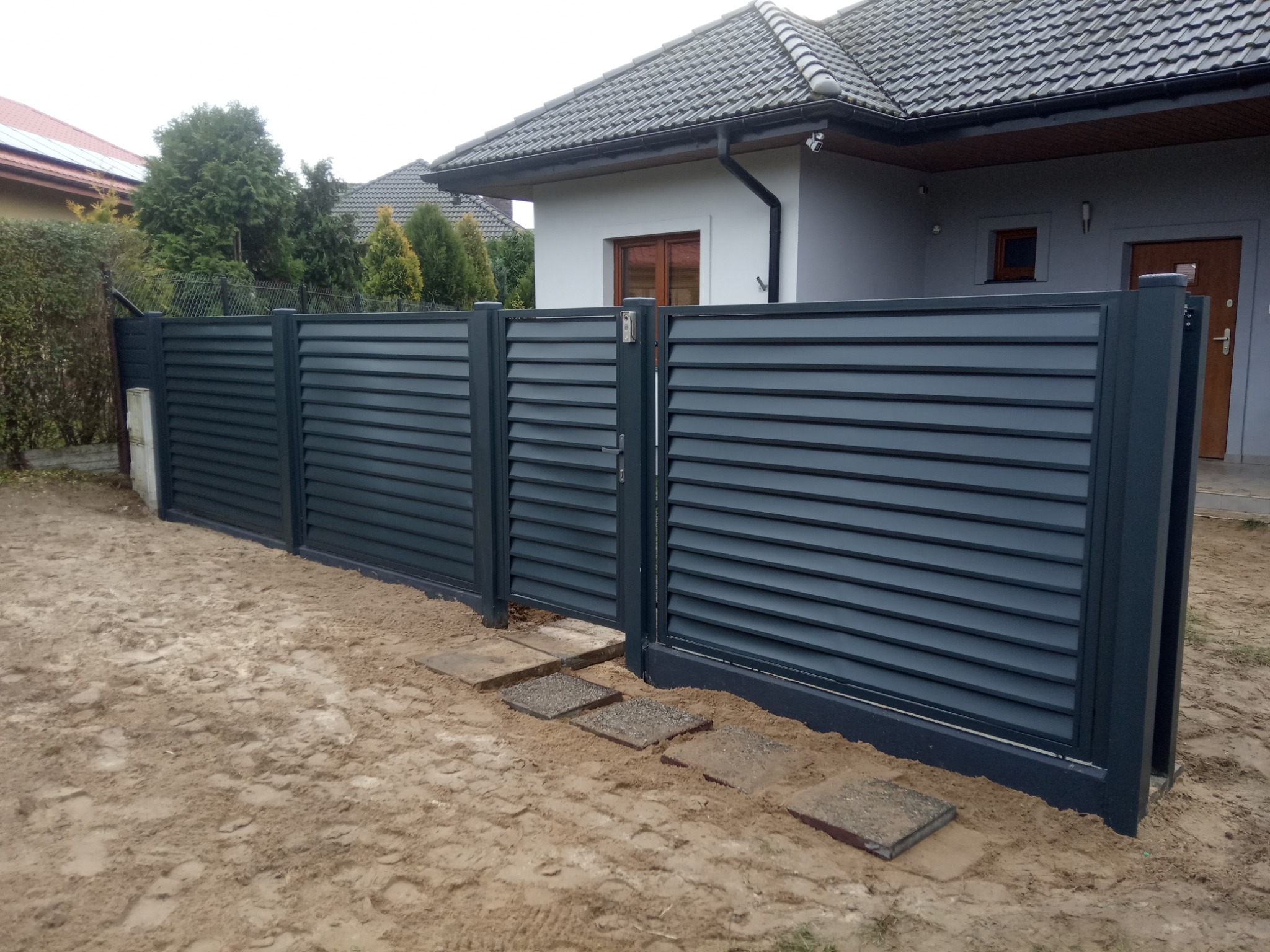 Montaż płotu i bramy automatycznej