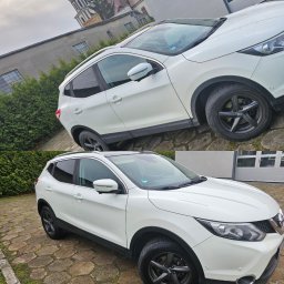 Nice Cars Studio Sp. z o.o. - Dwa ujęcia białego SUV-a Nissan Qashqai na brukowanym podłożu. Górne ujęcie pod kątem, dolne bardziej frontalne. Widoczne ciemne felgi i przyciemnione szyby.