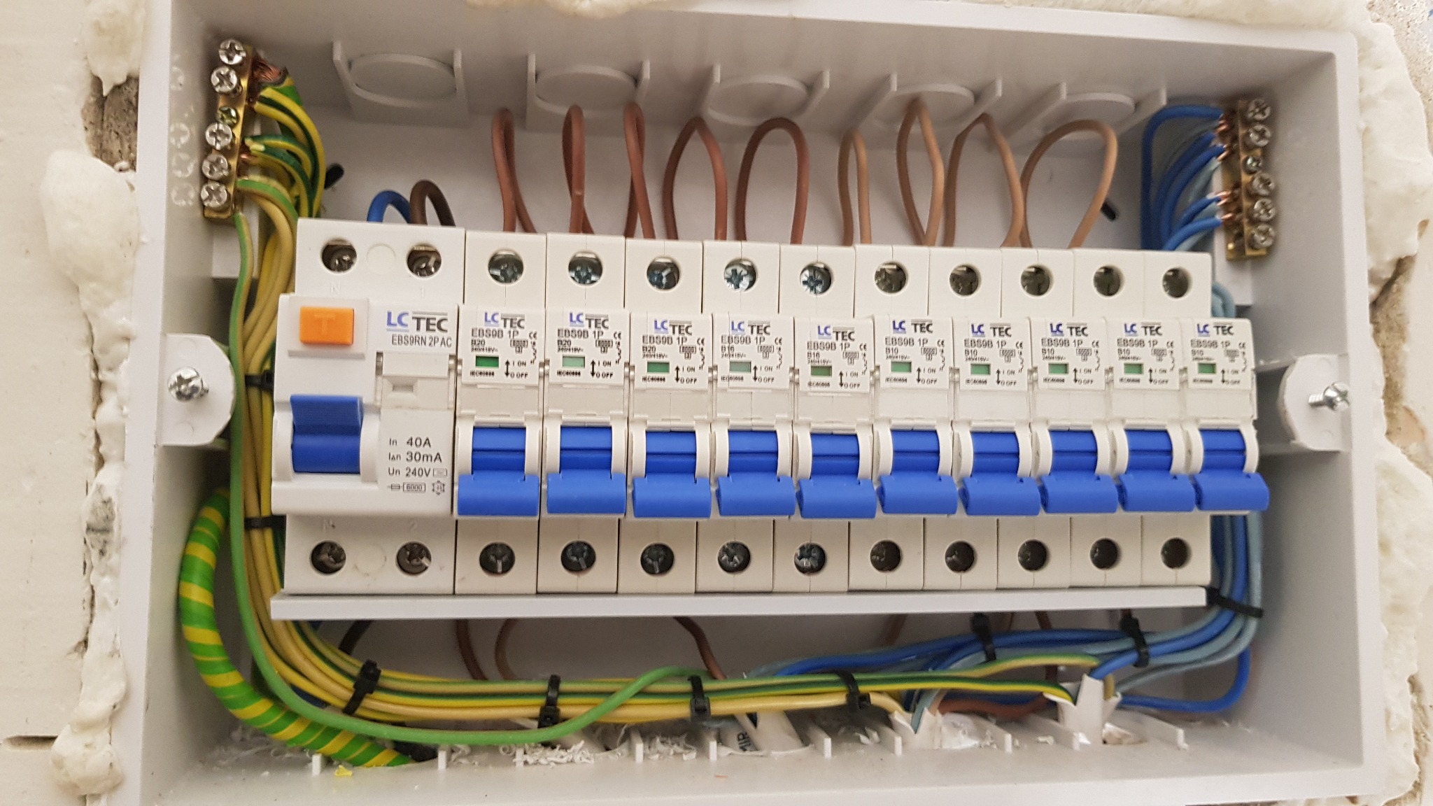 F.H.U. MECHATRONIK Ewelina Piętak. Montaż oraz serwis instalacji elektrycznych