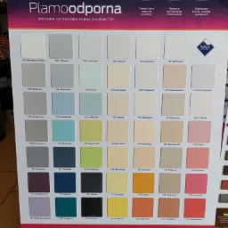 Ekspozycja próbek kolorów matowej lateksowej farby do wnętrz marki Śnieżka Plamoodporna, prezentująca szeroką paletę odcieni od bieli po ciemne fiolety i zielenie, wraz z informacjami...