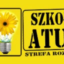 Logo firmy szkoleniowej Szkoła Atut Strefa Rozwoju, z grafiką żarówki wypełnionej wodą i kwiatem na żółtym tle.