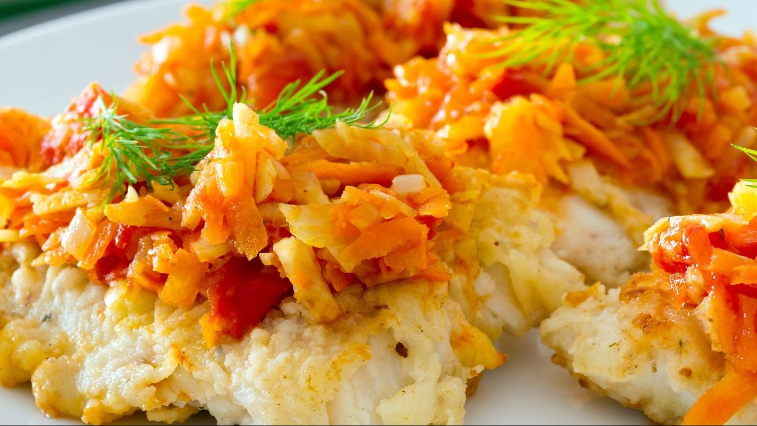 Delikatna ryba w pomarańczowej glazurze, udekorowana świeżym koperkiem. Makro zbliżenie na danie gotowe do serwowania, z widoczną strukturą składników.