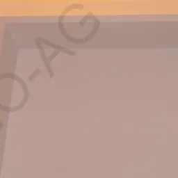 Ściana pomalowana na jasny kolor z podświetleniem LED w rogu sufitu oraz widocznymi żaluzjami w rogu po lewej stronie.