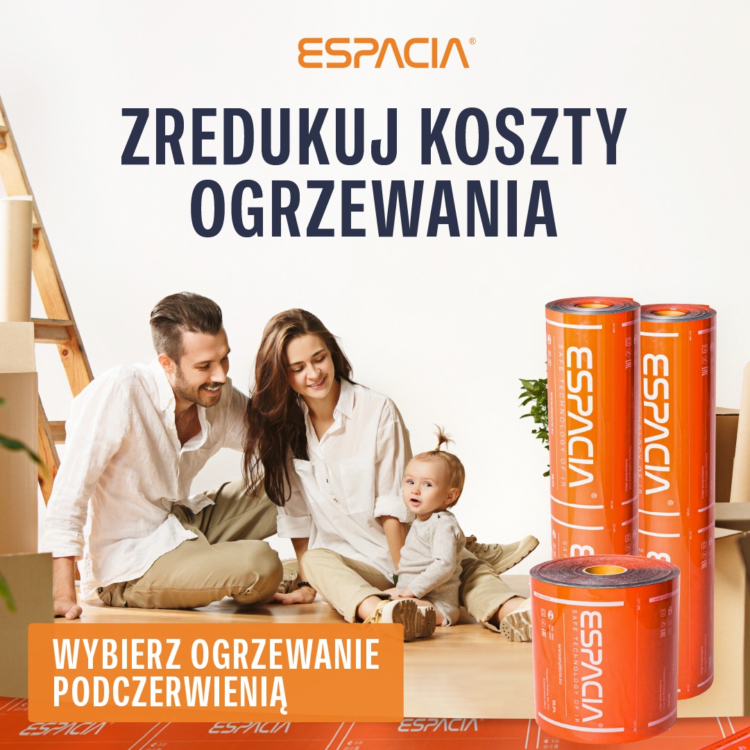 Rodzina siedzi na podłodze obok rolek mat grzewczych Espacia. Plakat reklamowy w Kórniku zachęca do wyboru ogrzewania podczerwienią i redukcji kosztów ogrzewania.