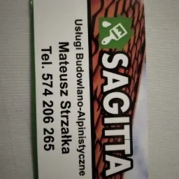 Wizytówka firmy Sagitta oferującej usługi budowlano-alpinistyczne, z ikoną pędzla i kropli farby, obok imienia i nazwiska Mateusza Strzałki oraz numeru telefonu.