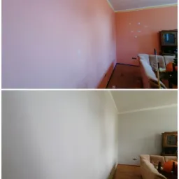 Zdjęcie przedstawia metamorfozę pokoju: górna część ukazuje różową ścianę z widocznymi ubytkami i zagruntowaniem, dolna część prezentuje tę samą ścianę pomalowaną na biało, z widocznym gniazdkiem...