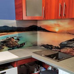 Szyby hartowane z nadrukiem uv między szafkami w kuchni