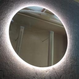Okrągłe lustro podświetlone światłem led