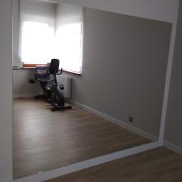 Lustro klejone do ściany może być do siłowni domowej - duży rozmiar