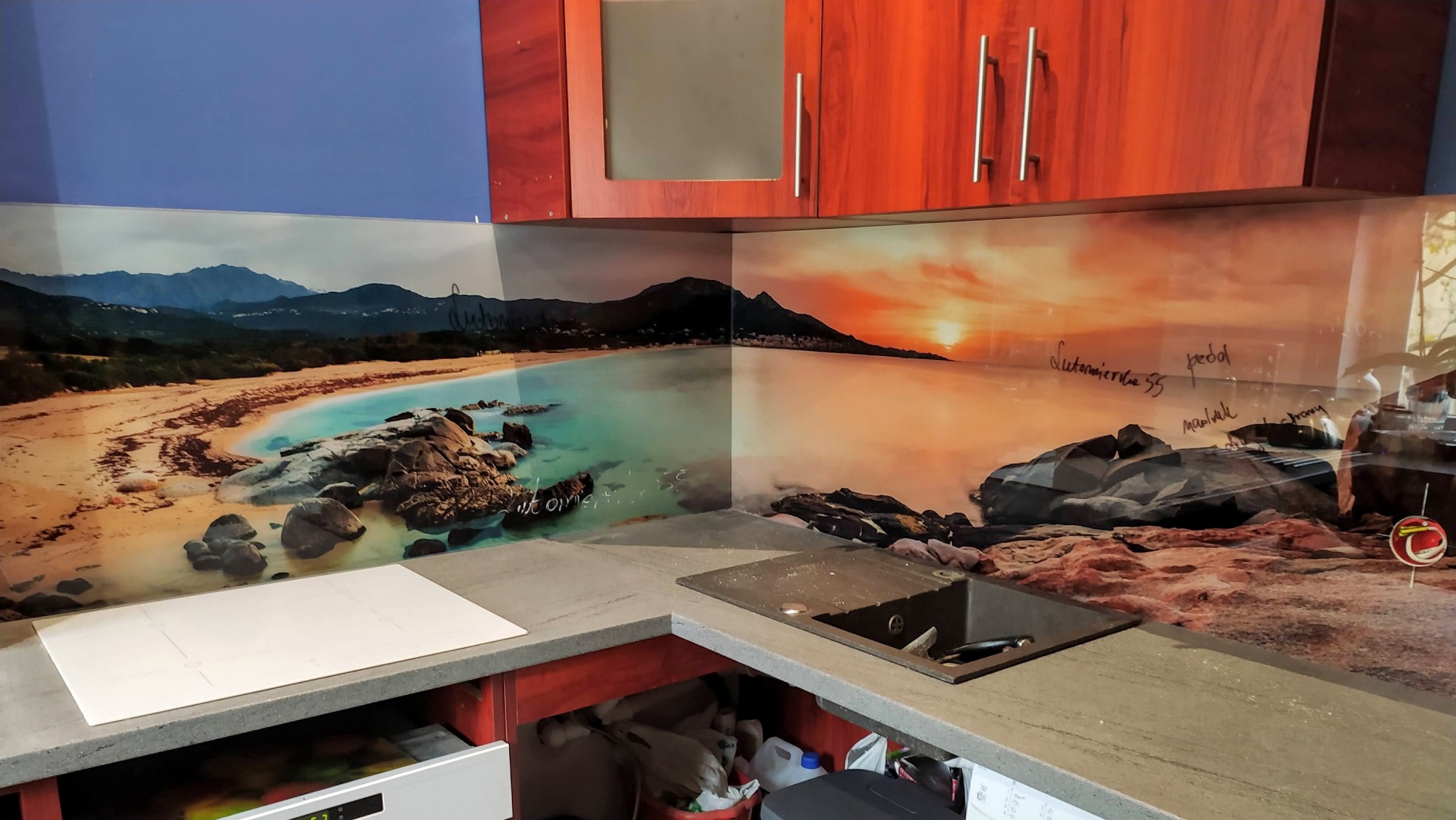 Szyby hartowane z nadrukiem uv między szafkami w kuchni