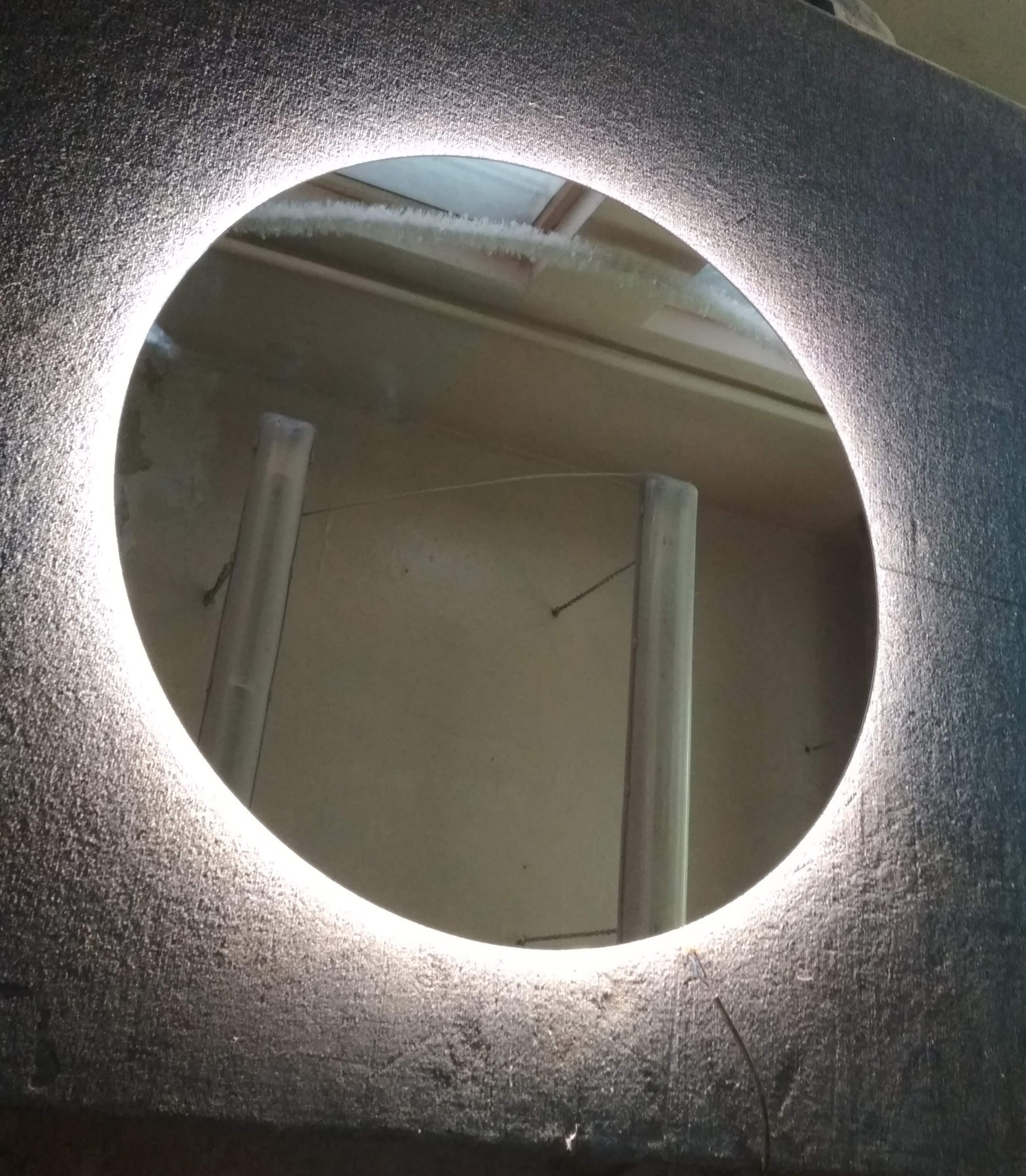 Okrągłe lustro podświetlone światłem led