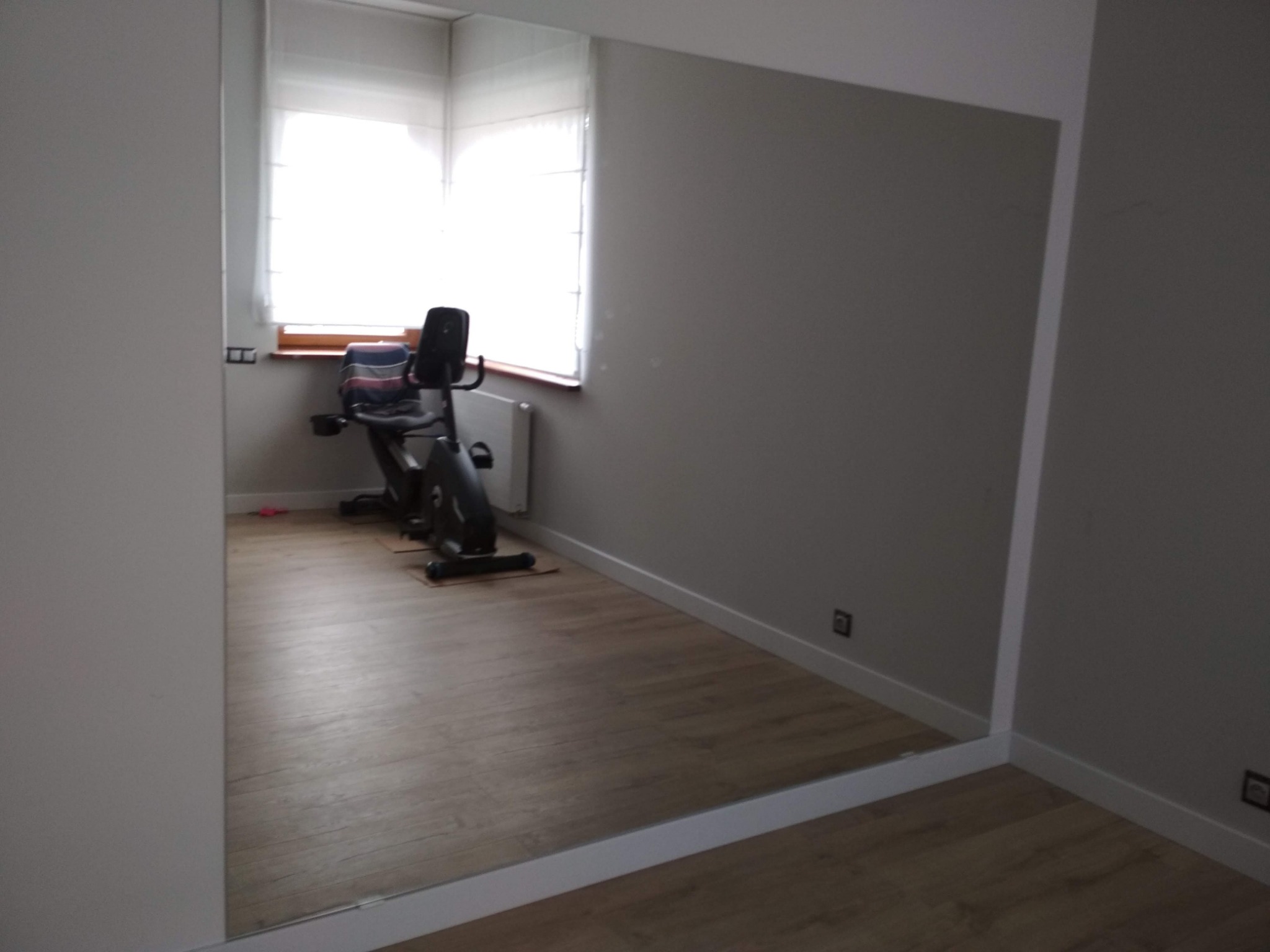 Lustro klejone do ściany może być do siłowni domowej - duży rozmiar