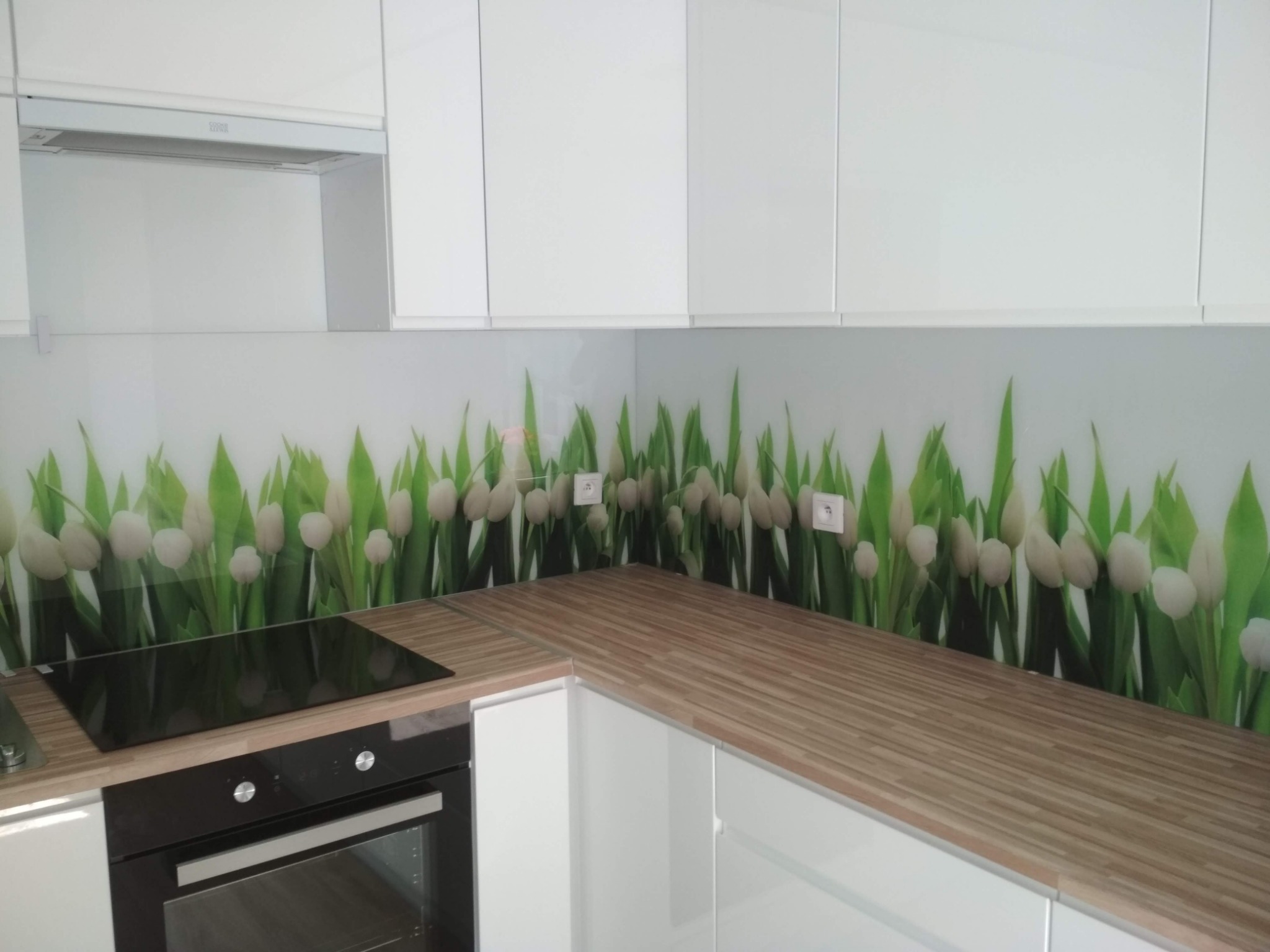 Szyby hartowane z nadrukiem z wycięciami pod gniazda elektryczne