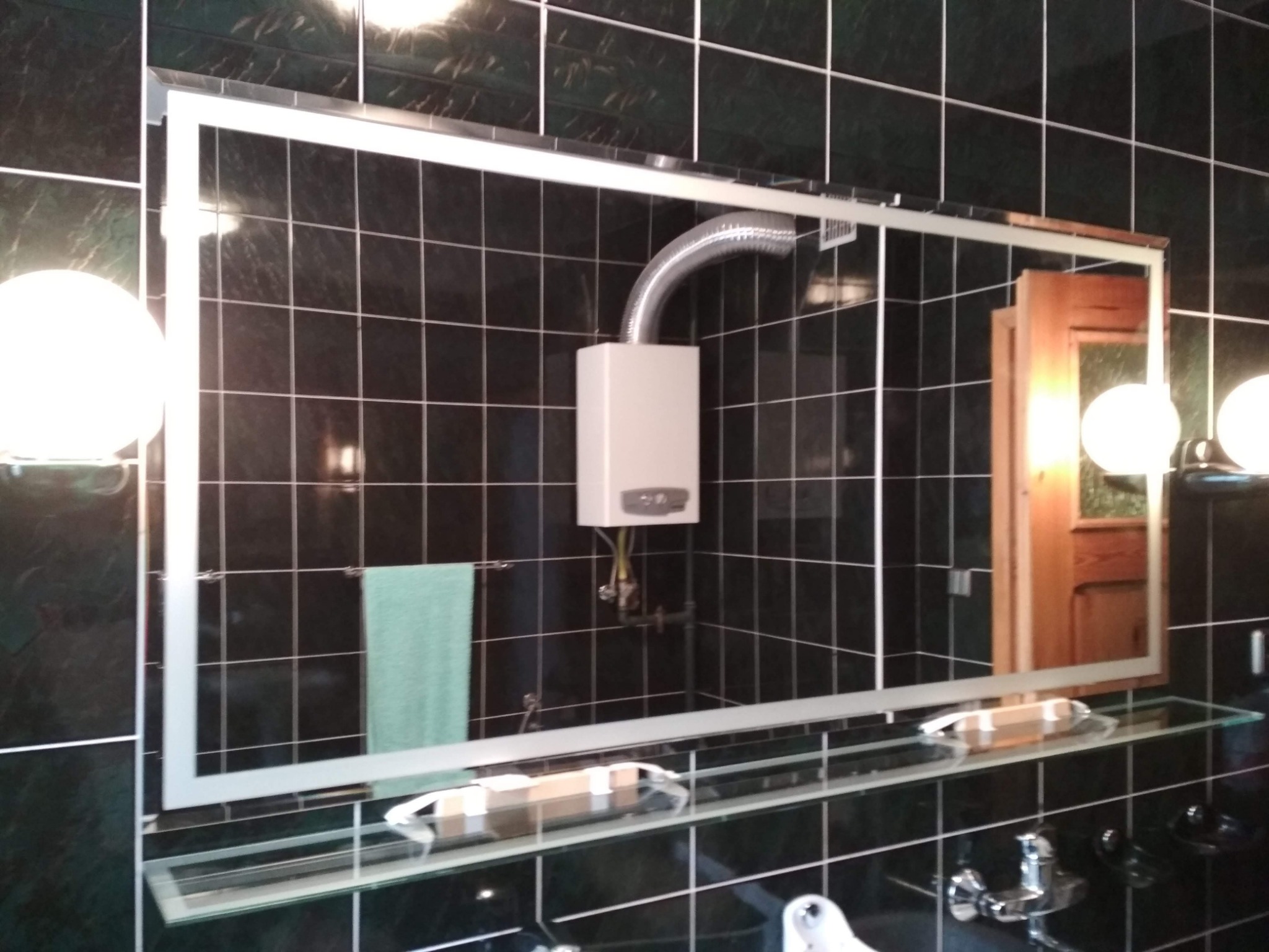 Lustro łazienkowe z ozdobną matową obramówką dookoła lustra