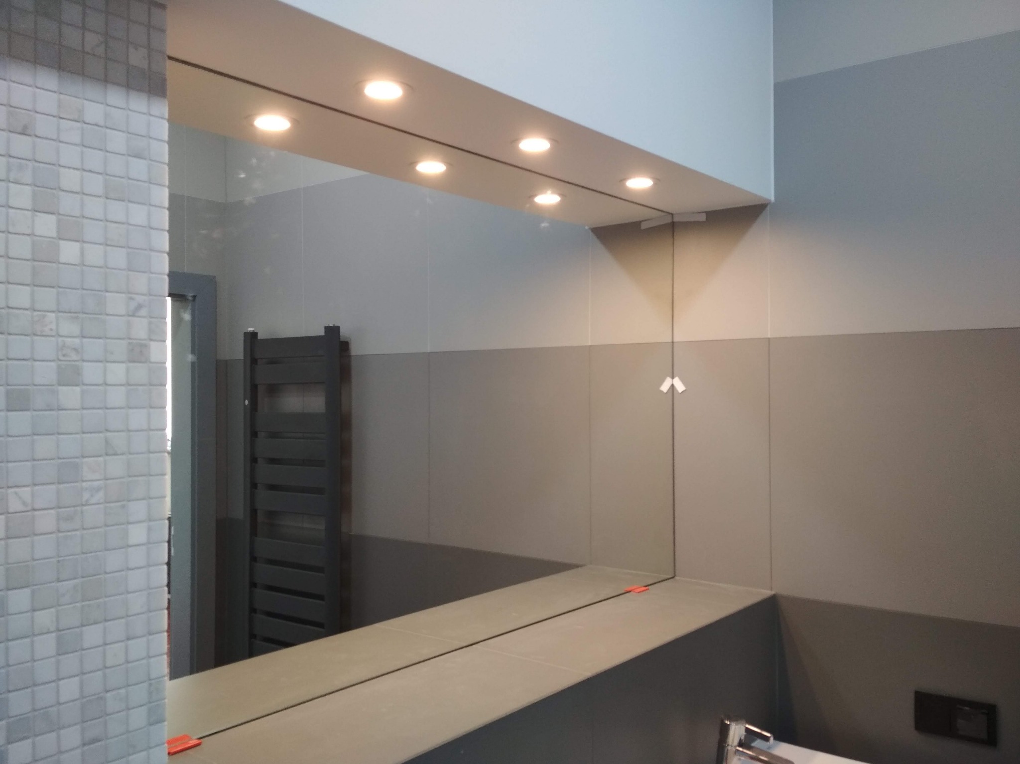 Lustro łazienkowe klejone do ściany we wnękę