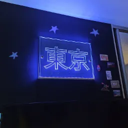 Świetlny napis z plexiglasu realizacja Sto15 Studio