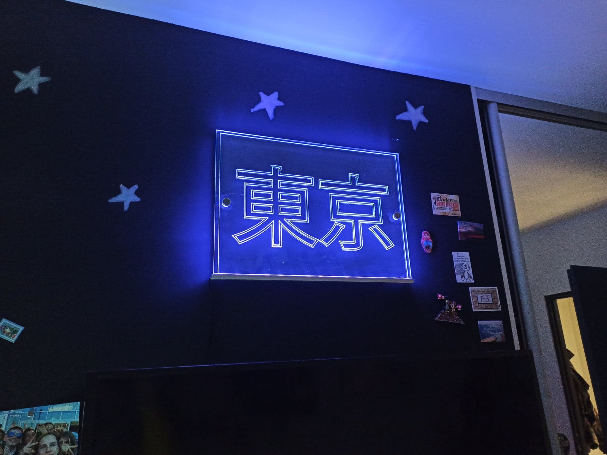 Świetlny napis z plexiglasu realizacja Sto15 Studio