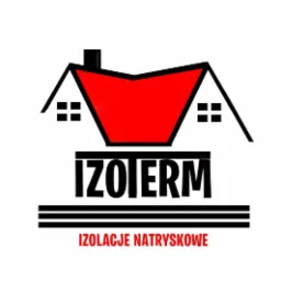 Logo firmy IZOERM z czerwonym dachem domu i czarnym napisem 'IZOLACJE NATRYSKOWE'.