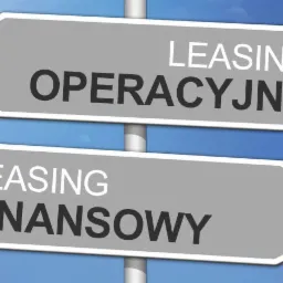 Drogowskaz z dwoma strzałkami wskazującymi różne kierunki: Leasing Operacyjny i Leasing Finansowy na tle błękitnego nieba.
