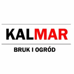 Logo firmy KALMAR BRUK I OGRÓD z czarnym napisem KALMAR z czerwonym MAR, umieszczone między dwiema cienkimi czarnymi liniami, a pod nim napis BRUK I OGRÓD.