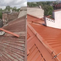 Porównanie fragmentu dachu przed i po renowacji: po lewej stronie stara, łuszcząca się blacha, po prawej nowa, pomalowana na ceglasty kolor, z widocznymi elementami zabezpieczającymi.
