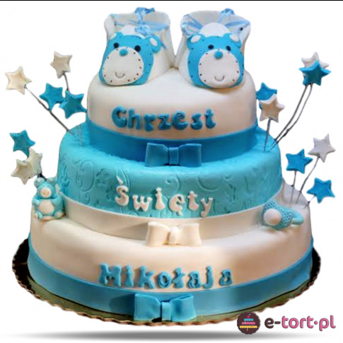 Trzypiętrowy tort na chrzest w odcieniach bieli i błękitu, z dekoracjami w postaci pluszowych bucików i gwiazdek.