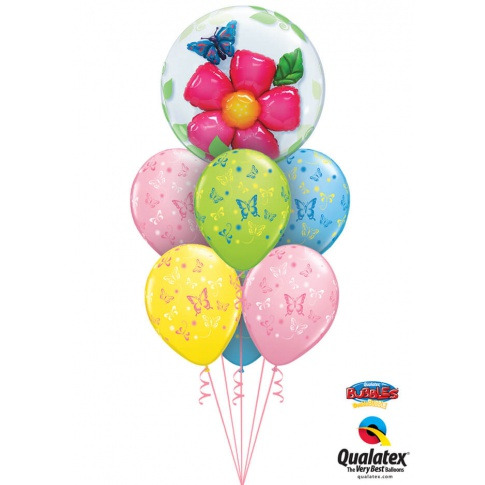 Bukiet balonów: duży przezroczysty z nadrukiem kwiatu i motyla, oraz kolorowe balony z motylami na różowych wstążkach.
