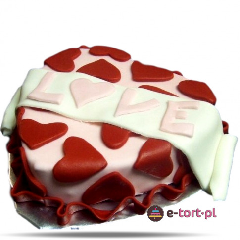 Tort w kształcie serca, pokryty różowym lukrem i czerwonymi serduszkami, z białym banerem z napisem LOVE.