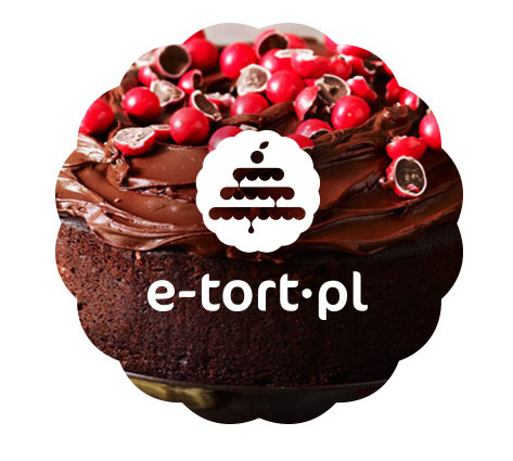 Ciemny tort czekoladowy z polewą i czerwonymi kulkami, ozdobiony logo e-tort.pl.