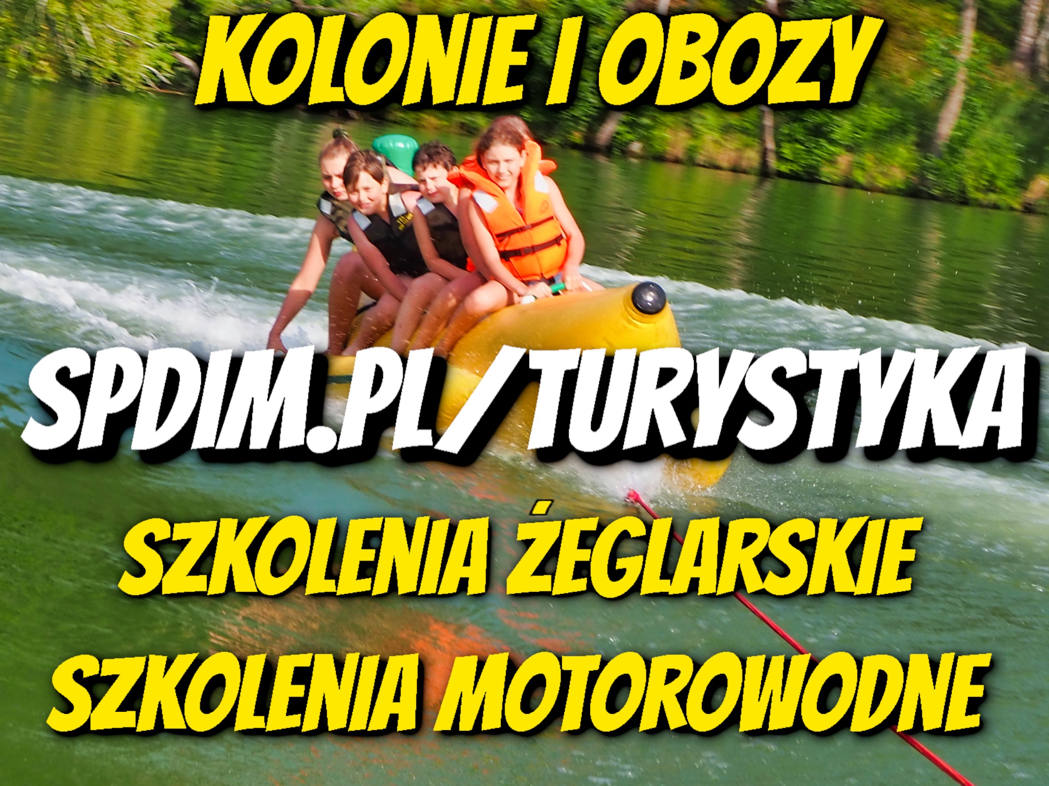 Grupa dzieci w kamizelkach ratunkowych, ciągnięta na dmuchanym bananie po wodzie, za nimi widoczny zielony brzeg, nałożony tekst informujący o koloniach, obozach, szkoleniach żeglarskich...