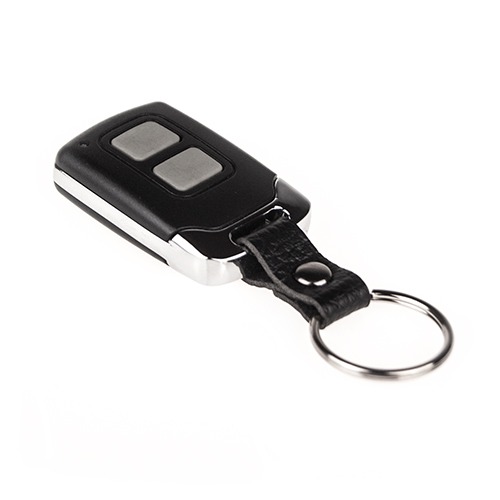 Czarny pilot dwuprzyciskowy do bramy z chromowanym obramowaniem i skórzanym brelokiem na białym tle.