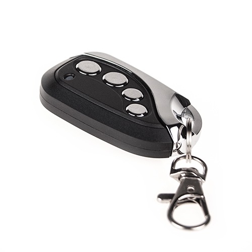 Czarny pilot zdalnego sterowania do bram z czterema srebrnymi przyciskami i metalowym brelokiem na białym tle.