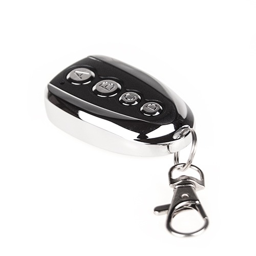 Czarny pilot do bramy z chromowanymi elementami i metalowym karabińczykiem na białym tle.