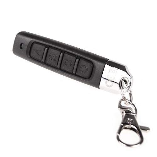 Czarny pilot do bramy z czterema przyciskami oznaczonymi A, B, C, D, zawieszony na srebrnym kółku i karabińczyku, na białym tle.