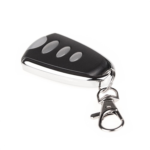 Czarny pilot do bramy z czterema szarymi przyciskami, zawieszony na metalowym kółku i karabińczyku, na białym tle.