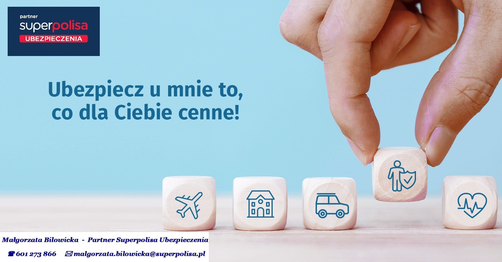 Dłoń układa kostkę z ikoną osoby pod ochroną tarczy obok kostek z ikonami samolotu, domu, samochodu i serca na jasnoniebieskim tle z tekstem 'Ubezpiecz u mnie to, co dla Ciebie cenne!' i logo...