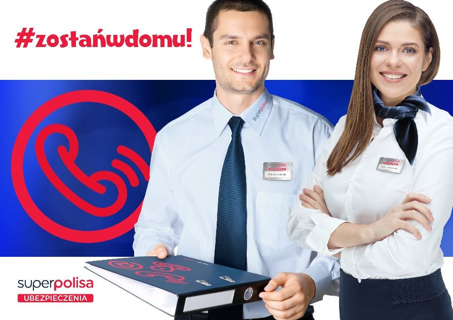 Uśmiechnięci konsultanci firmy ubezpieczeniowej z identyfikatorami na tle firmowego logo i hasła #zostańwdomu, mężczyzna trzyma segregator.