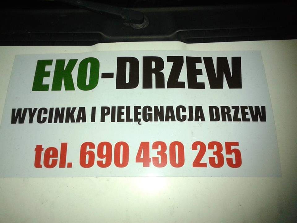 Naklejka z napisem 'EKO-DRZEW', informująca o wycince i pielęgnacji drzew, z podanym numerem telefonu 690 430 235, umieszczona na białym tle.