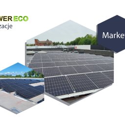 POWERECO OZE Sp. z o.o. - Montaż paneli słonecznych na dachu marketu, widok z góry, w tle kościół i zieleń, logo PowerEco w lewym górnym rogu.