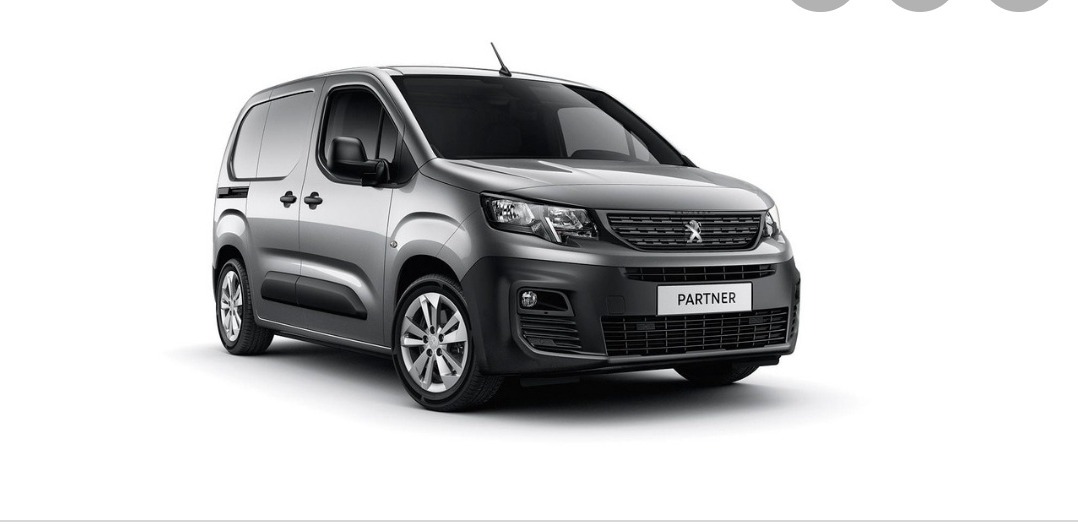 Szary Peugeot Partner w wersji dostawczej, prezentowany na białym tle z delikatnym cieniowaniem.